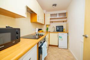 uma cozinha com um balcão e um micro-ondas em Dannyrex Apartments em Northampton