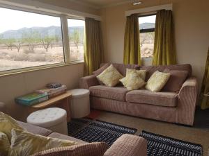 sala de estar con sofá y ventana en Pinoso Mountain View Mobile Home Alicante Med Syndicate 4, en Murcia