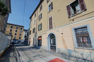 Una calle vacía en una ciudad con un edificio en Martesana Guest House, en Milán