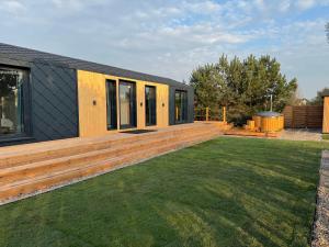 Casa con terraza de madera y patio en Domek Silver Moon na skraju rzeki, en Uraz