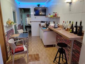 una cocina con barra y algunas botellas de vino en Love Apartments en Barcelona