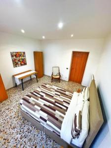um quarto com uma cama grande e uma mesa em Casa Carmine - Casa Vacanza em Colleberardi