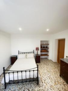 um quarto com uma cama e uma cómoda em Casa Carmine - Casa Vacanza em Colleberardi