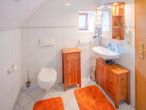 a bathroom with a toilet and a sink at Ferienwohnung Sauer in Wöhrden