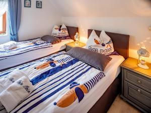 two twin beds in a room with two beds sidx sidx sidx at Ferienwohnung Sauer in Wöhrden