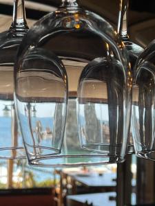 朱拜勒的住宿－Bab El Mina guest house Byblos，一组放在架子上的清澈的玻璃杯