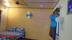 una stanza con palloncini blu e bianchi sul muro di Renewed Jadeshwar Farm Resort a Sasan Gir