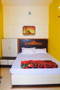 Cama ou camas em um quarto em Amudha Hotels & Restaurant