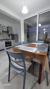 einen Esstisch mit einem Stuhl und eine Küche in der Unterkunft Casa vacanza Salento in Aradeo