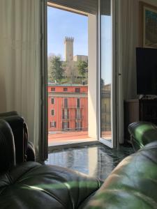 sala de estar con vistas a una ventana grande en Appartamento La Piazza en Montese