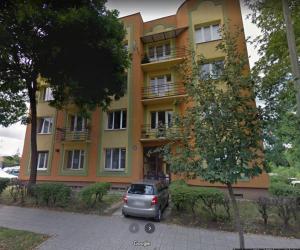 samochód zaparkowany przed budynkiem w obiekcie Apartament Staszica w Radomiu