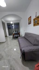 ein Schlafzimmer mit einem Bett und einem Tisch darin in der Unterkunft Casa vacanza Salento in Aradeo