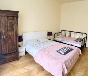 Łóżko lub łóżka w pokoju w obiekcie Apartamenty i Studia HERBARIUM