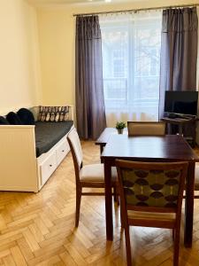Telewizja i/lub zestaw kina domowego w obiekcie Apartamenty i Studia HERBARIUM