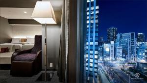 een hotelkamer met uitzicht op de stad bij Daiwa Roynet Hotel Nishi-Shinjuku PREMIER in Tokyo