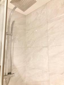 a bathroom with a shower with a glass door at Cocon Maritime - Terrasse privée et plage à pied - 1 chambre & 1 Mezzanine in Ouistreham +7 photos