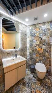 フェティエにあるFethiye Şehir Merkezinde Lüks Daire - OcekHomes Adinの洗面台、トイレ、鏡のあるバスルーム +27枚の写真