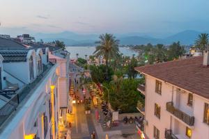 フェティエにあるFethiye Şehir Merkezinde Lüks Daire - OcekHomes Adinの市街通の上面