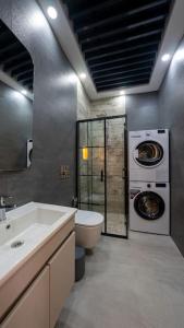 フェティエにあるFethiye Şehir Merkezinde Lüks Daire - OcekHomes Adinのバスルーム(洗濯機、洗濯機付)