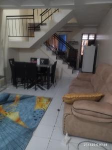 Sp Accommodations في مومباسا: غرفة معيشة مع أريكة وطاولة