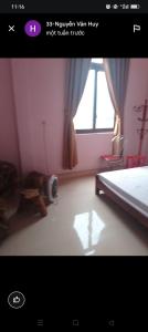 een foto van een slaapkamer met een bed en een raam bij Nhà nghỉ bình dân Huy Nhung in Ha Giang