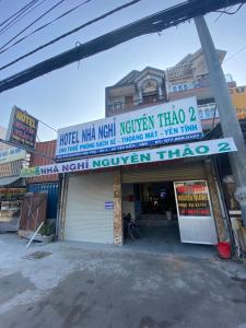 ein Gebäude mit einem Schild, das Motel mai neem neema taco liest in der Unterkunft Nhà Nghỉ Happy (Nguyên Thảo 2) in Ho-Chi-Minh-Stadt