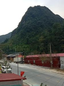 een berg met een weg voor een straat bij Nhà nghỉ bình dân Huy Nhung in Ha Giang