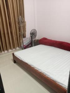 سرير أو أسرّة في غرفة في Nhà nghỉ bình dân Huy Nhung