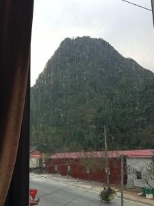 een raam van een straat met uitzicht op de bergen bij Nhà nghỉ bình dân Huy Nhung in Ha Giang