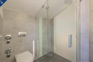 ツィノヴィッツにあるHaus Ostseekristall Wohnung Saphirのバスルーム(トイレ、ガラス張りのシャワー付)