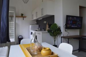 uma cozinha com uma mesa com uma garrafa em Studio calme et cosy au Andelys pour 2 personnes em Les Andelys