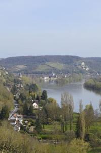 een uitzicht op een meer met huizen en een stad bij Studio calme et cosy au Andelys pour 2 personnes in Les Andelys