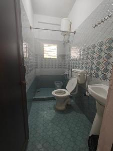 マイソールにあるUrban Nest Residenceのバスルーム(トイレ、洗面台付)