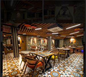 Samsara Luxury Cottages & Spa !! Best Resort in Chail في تشايل: مطعم فيه طاولات وكراسي في الغرفة