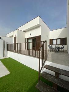 ein Haus mit einem Balkon mit grünem Gras in der Unterkunft Casa de Goya in Argés