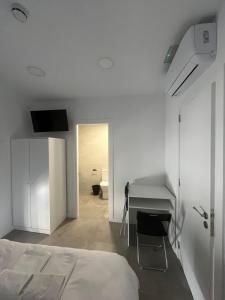 Postel nebo postele na pokoji v ubytování Hostal La Masia