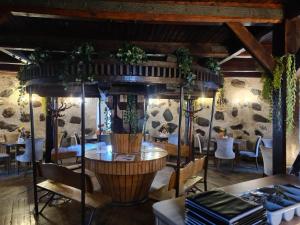 ein Restaurant mit Tischen und Stühlen in einem Zimmer in der Unterkunft Šeduvos malūnas in Šiauliai