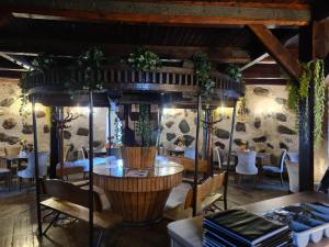 シャウレイにあるŠeduvos malūnasの部屋にテーブルと椅子があるレストラン