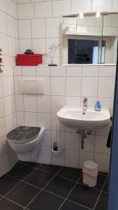 a bathroom with a toilet and a sink at Utspann in Schleswig