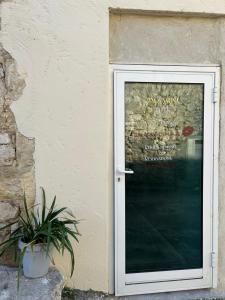 una puerta con una señal en el lateral de un edificio en Chambre d’hôte avec Sauna & Jacuzzi, en Les Lèves-et-Thoumeyragues