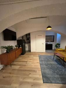 ein großes Wohnzimmer mit einem Tisch und einer Küche in der Unterkunft Trendy Souterrain Loft - Near City Center in Wien