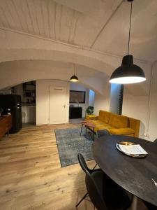 ein Wohnzimmer mit einem Tisch und einem Sofa in der Unterkunft Trendy Souterrain Loft - Near City Center in Wien