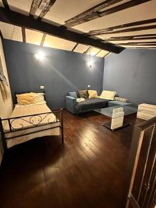 ein Zimmer mit 2 Betten und einem Sofa darin in der Unterkunft Monfalcone by Arbaspàa in La Spezia