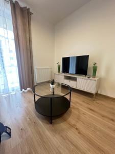 a living room with a coffee table and a flat screen tv at Apartament ŻELAZNY HGS Home in Gorzów Wielkopolski