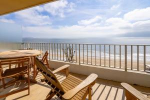 ラ・ボールにあるCASSIOPEE - Face MERのバルコニー(テーブル、椅子付)、