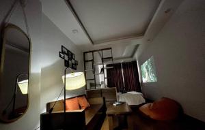 ein Wohnzimmer mit einem Spiegel und einem Sofa in der Unterkunft Ann's Studio in Hanoi