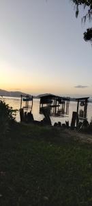 uma doca sentada na água perto do oceano em Vista da lagoa em Laguna