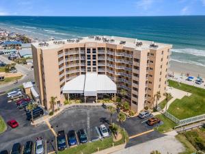 una vista aérea de un hotel y la playa en Oceania Plaza 502, en New Smyrna Beach