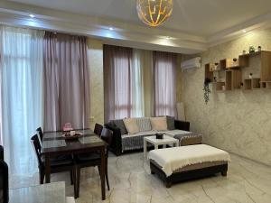 sala de estar con sofá y mesa en Rustaveli Apartment 113, en Kutaisi