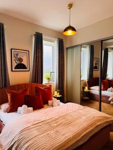 una camera da letto con un grande letto con cuscini rossi di Finnstown Hall a Dublino